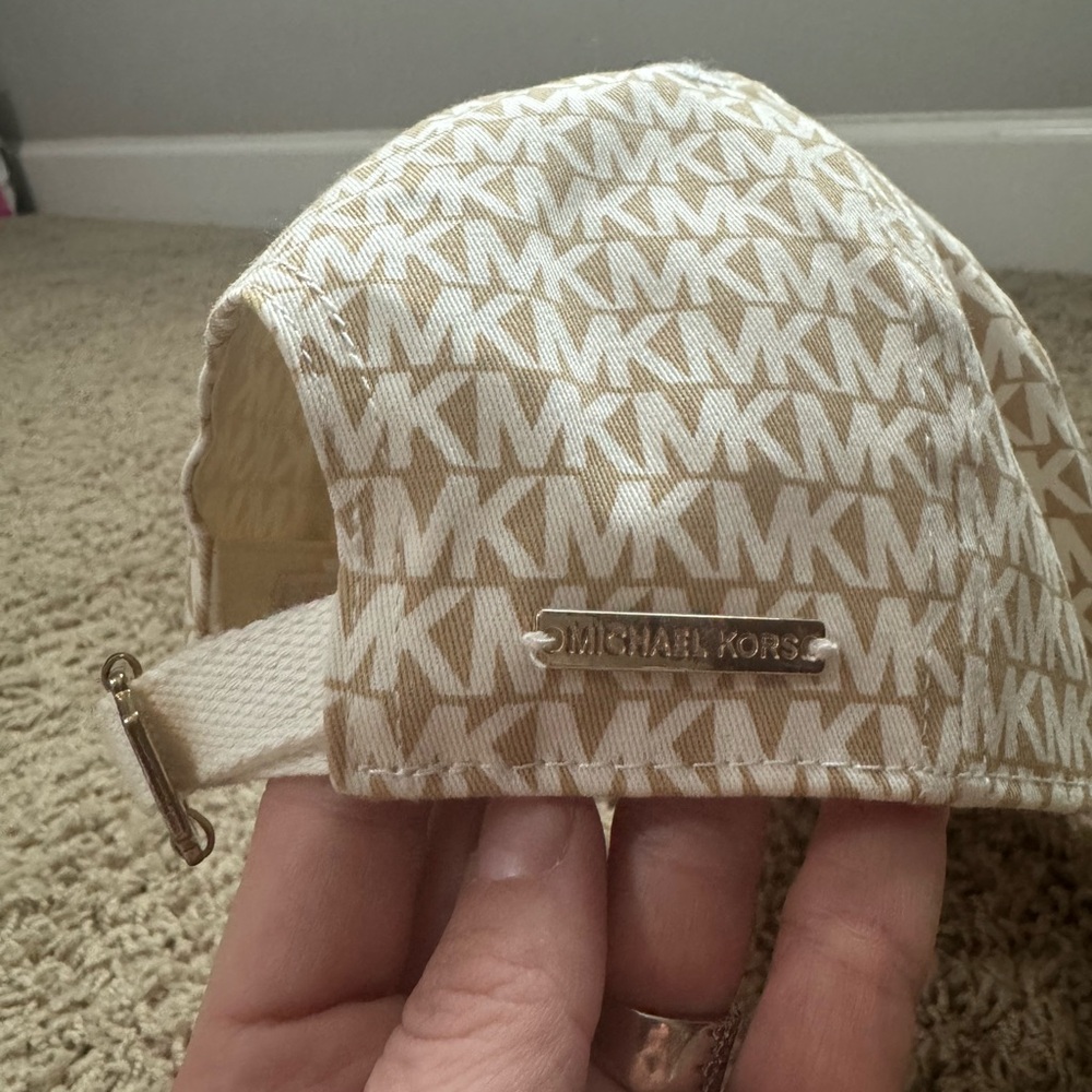 Michael Kors Ladies Cap ๐ - Picture 4 of 6